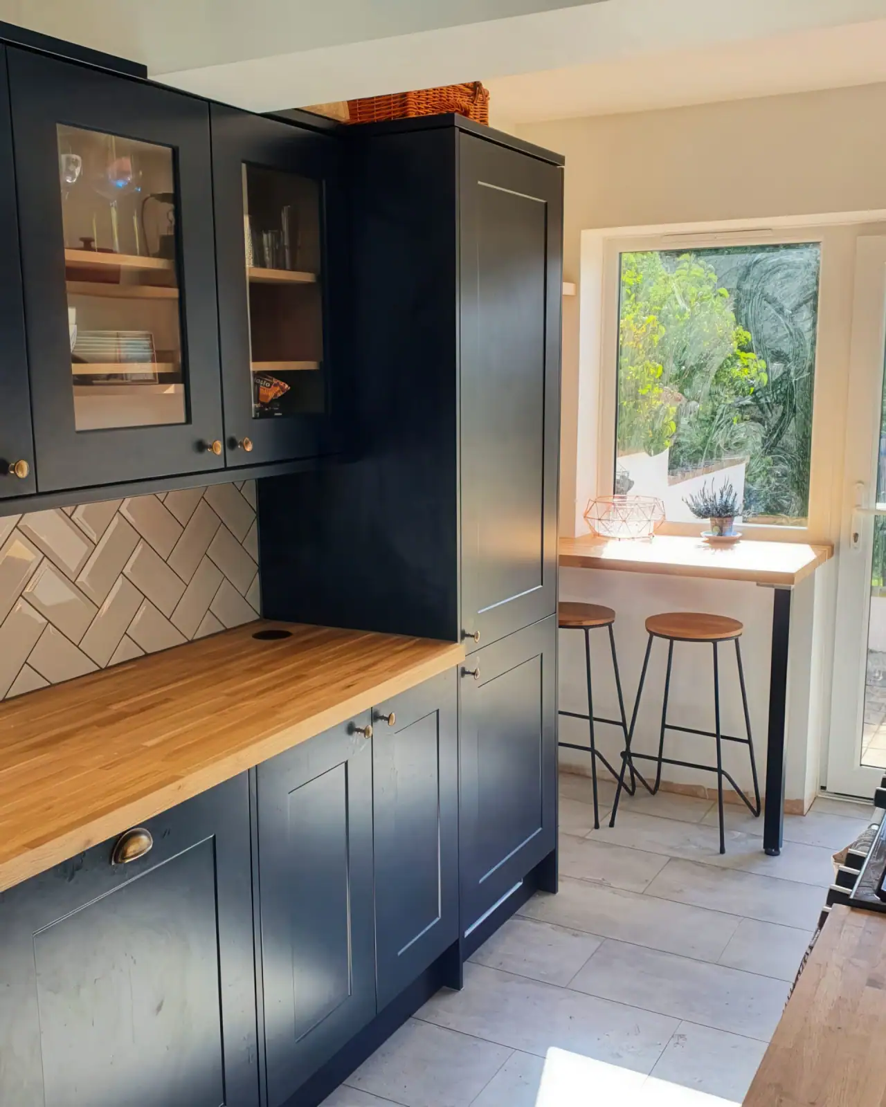 Navy Blue Shaker Kitchen with Oak Worktops & Brass Hardware